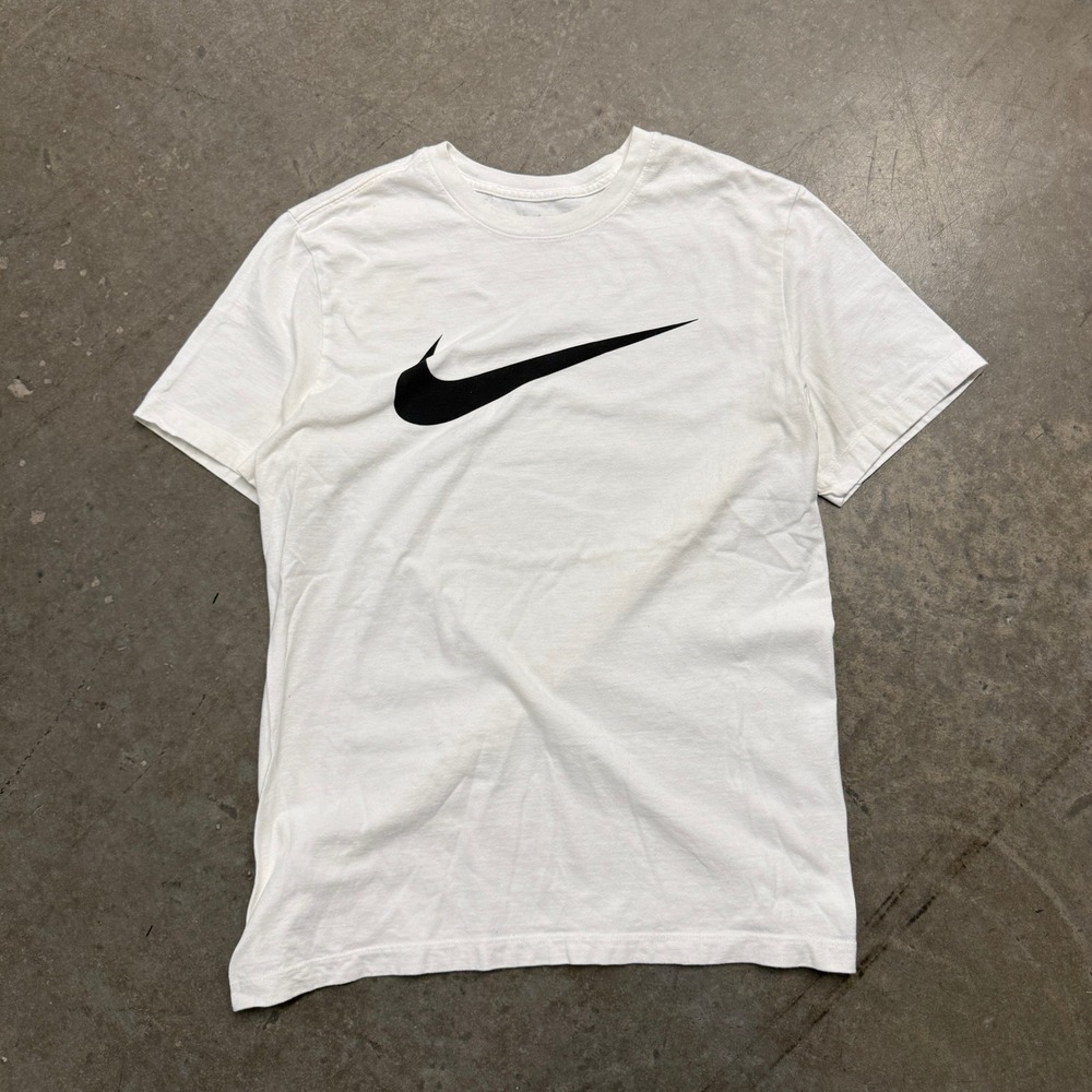Nike Swoosh Logo T-Shirt‎ Mens Medium White Short Sleeve Athletic Graphic Tee